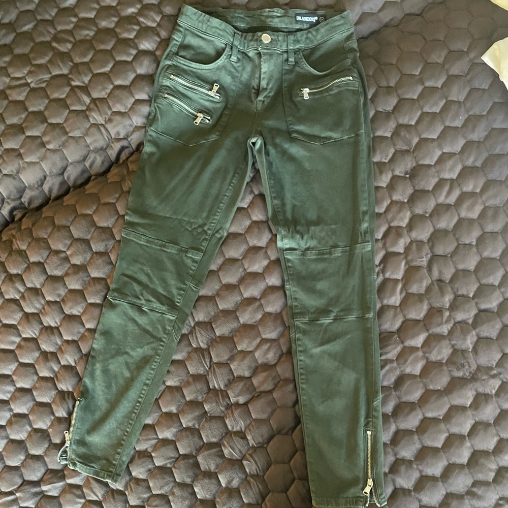 Skinny stretch zipper pant.